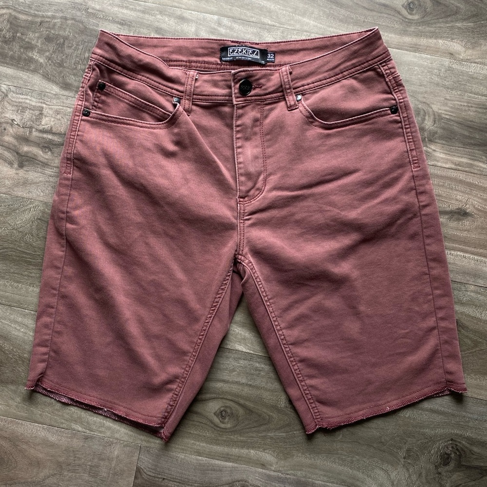 Salmon / maroon shorts